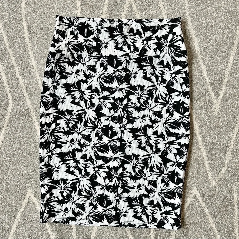 LuLaRoe Black and White Floral Cassie Stretch Pencil Skirt